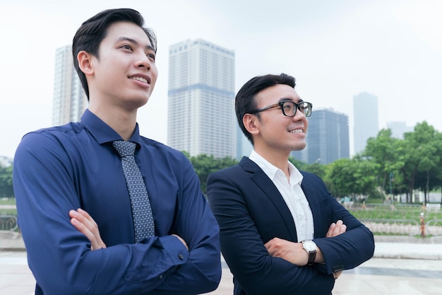 Foto von zwei asiatischen Geschäftsleuten im Freien