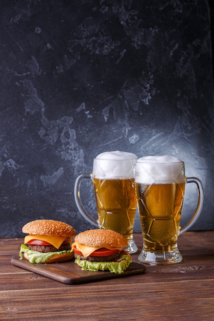 Foto von zwei Hamburgern, Gläser mit Bier