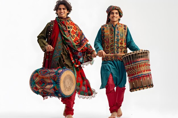 Foto von zwei jungen indischen Männern, die Dhol-Trommeln spielen