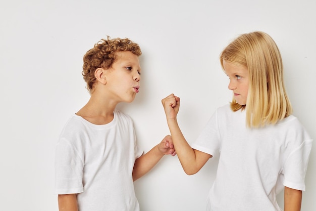 Foto foto von zwei kindern freundschaft posieren zusammen kindheit unverändert