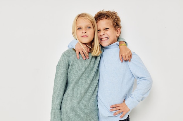 Foto von zwei Kindern umarmt Unterhaltung, die Freundschaft aufwirft, isolierter Hintergrund