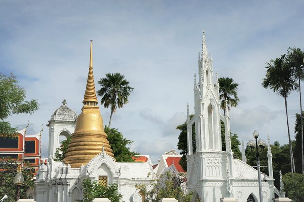 Foto de Wat Ratchabophit Sathitmahasimaram Ratchaworawihan en Bangkok, Tailandia.