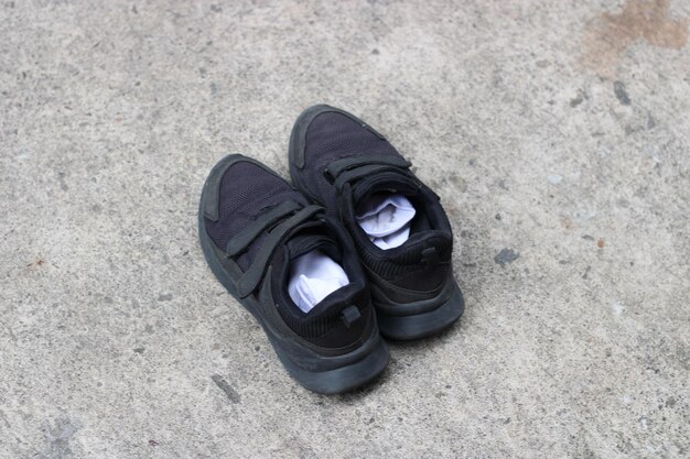 Foto de zapatos negros usados en la calle.