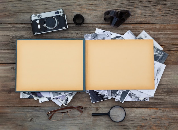 Fotoalbum mit einer Retro-Kamera auf dem Tisch