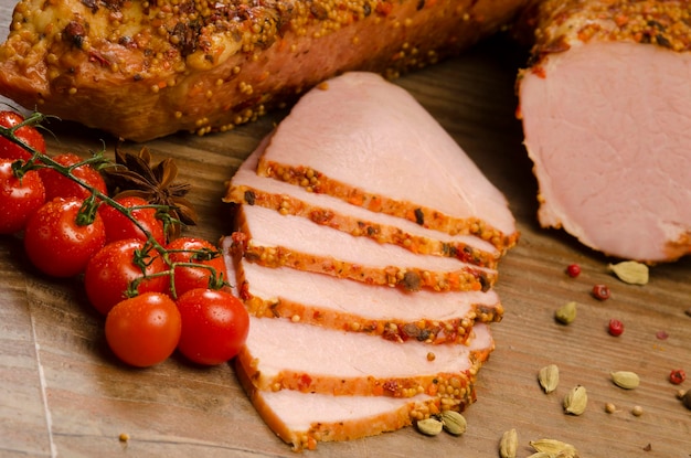 Fotoanzeigen Würstchen mit Gemüse auf dem Tisch