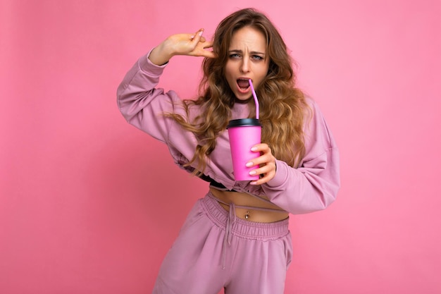 Fotoaufnahme der jungen schönen attraktiven netten positiven glücklichen lächelnden lockigen blonden frau, die trägt