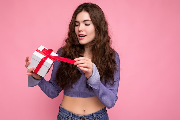 Fotoaufnahme einer ziemlich positiv überraschten jungen Brunetfrau