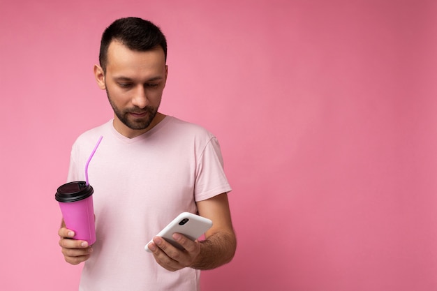 Fotoaufnahme eines gutaussehenden, positiv aussehenden jungen Mannes, der ein lässiges, stilvolles Outfit trägt