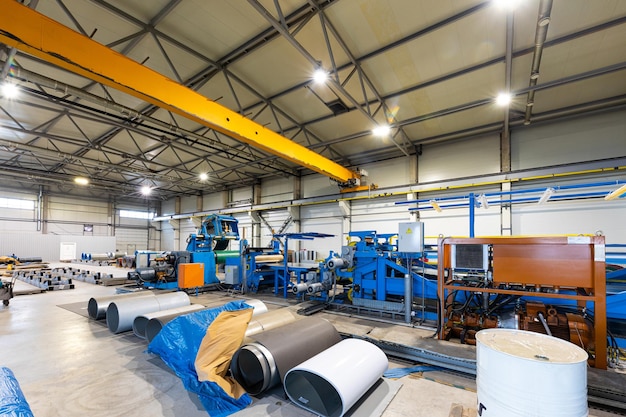 Fotoaufnahme von Rollen aus Stahlblech, die im Lager kaltgewalzter Stahlspulen in der Fabrik gelagert werden