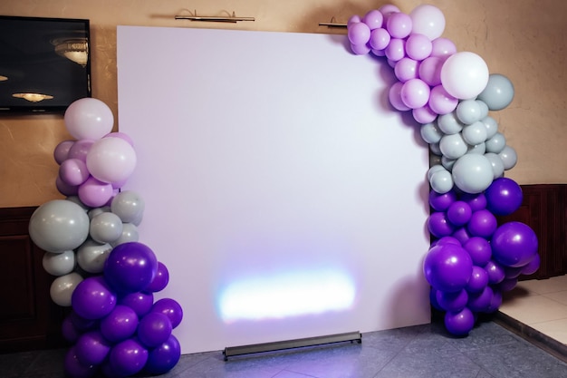 Fotoautomat mit bunten Luftballons