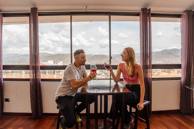 Fotobuch von Latino-Touristen beim Frühstück in einem Hotel