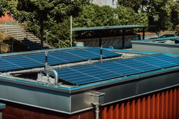 Fotocollage von Sonnenkollektoren Photovoltaik auf dem Dach eines Hauses Alternative Stromquelle Konzept nachhaltiger Ressourcen