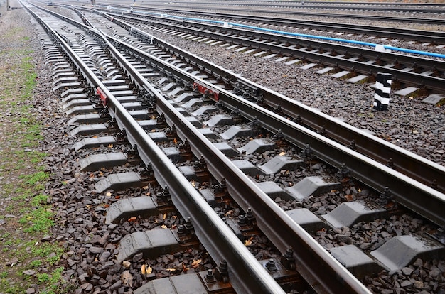 Fotofragment der Bahnstrecken im regnerischen Wetter