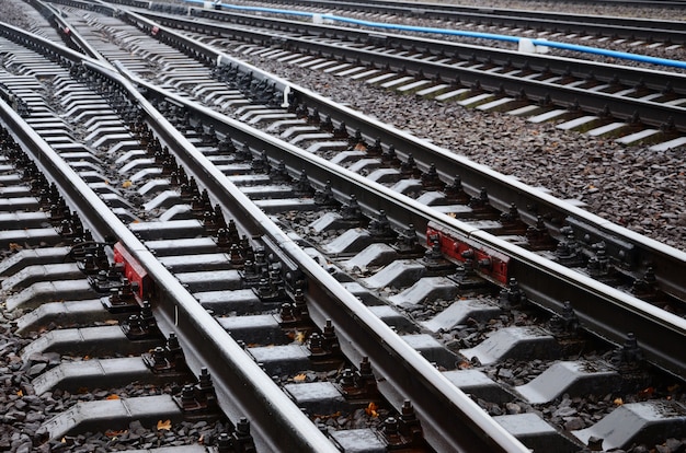 Fotofragment der Bahnstrecken im regnerischen Wetter