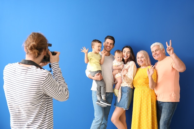 Fotograf arbeitet mit der Familie im Studio