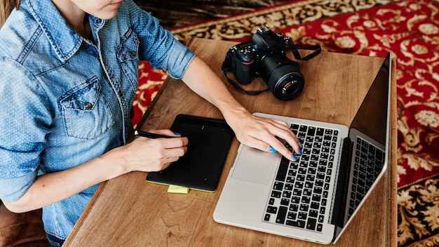 Fotograf bei der Arbeit, Hände auf dem Tisch Nahaufnahme