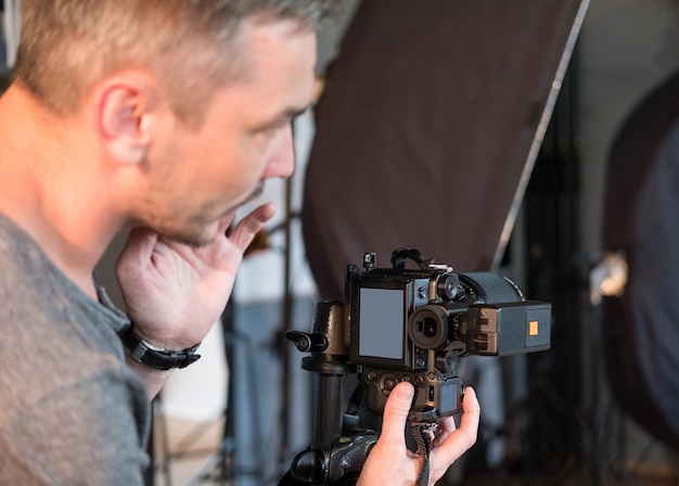 Fotograf bei der Arbeit im Studio