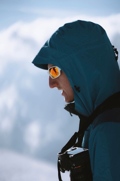 Fotograf beim Wandern auf den Chamonix-Alpen in Frankreich