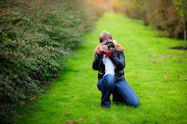 Foto fotograf, der draußen fotos macht