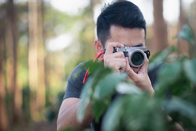 Fotograf, der Foto im Wald macht