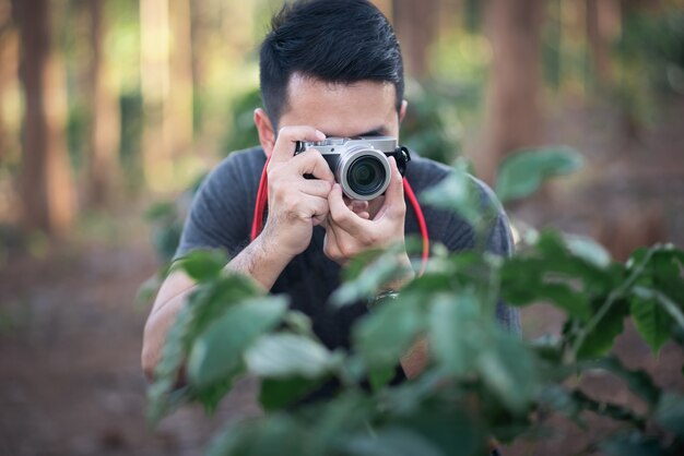 Fotograf, der Foto im Wald macht