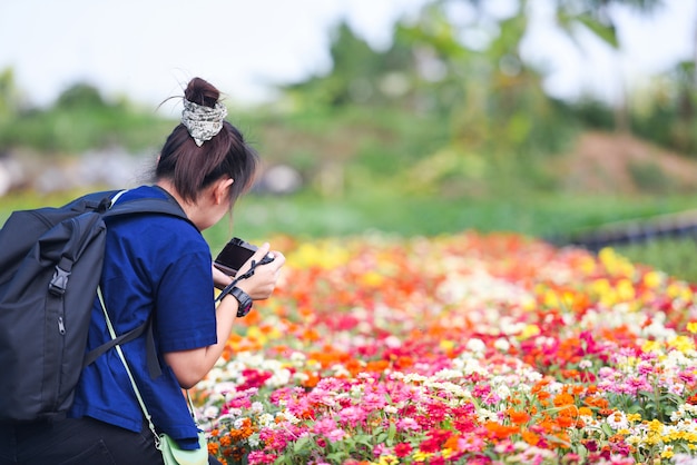 Fotograf, der Foto macht und Blumenblüte im Garten schießt