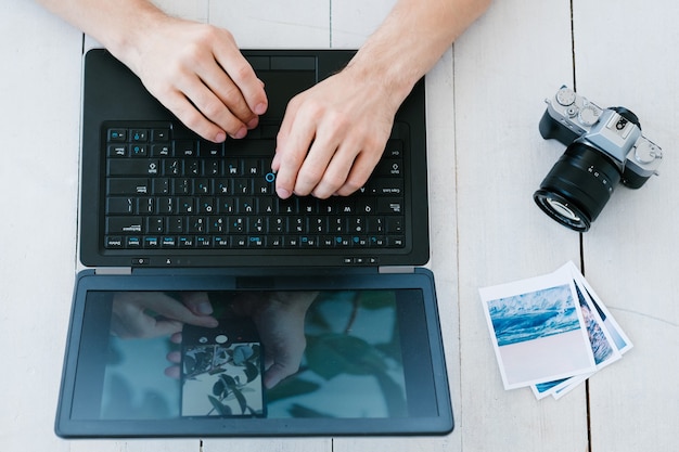 Fotograf, der Fotos auf Computer hochlädt