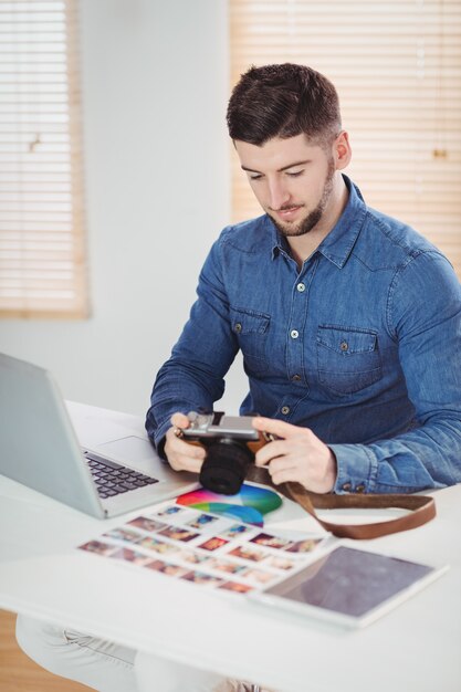 Fotograf, der Fotos in der Kamera überprüft