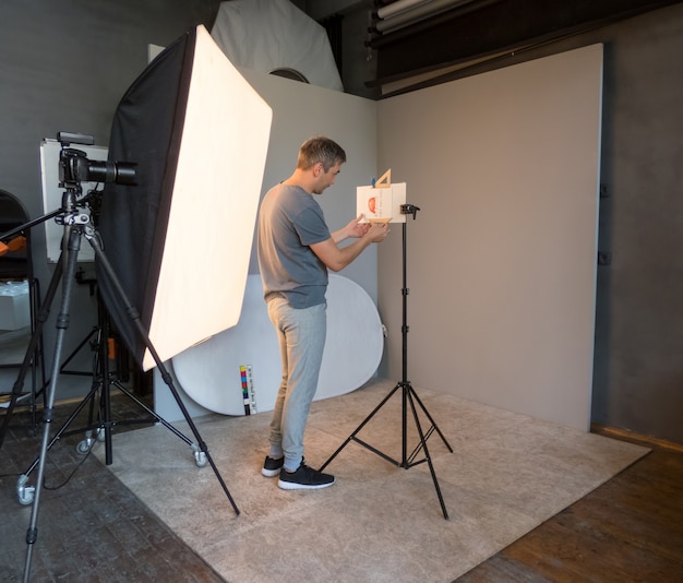 Fotograf, der im Studio arbeitet, um sich auf die Makrofotografie vorzubereiten. unbeabsichtigtes Fotografieren