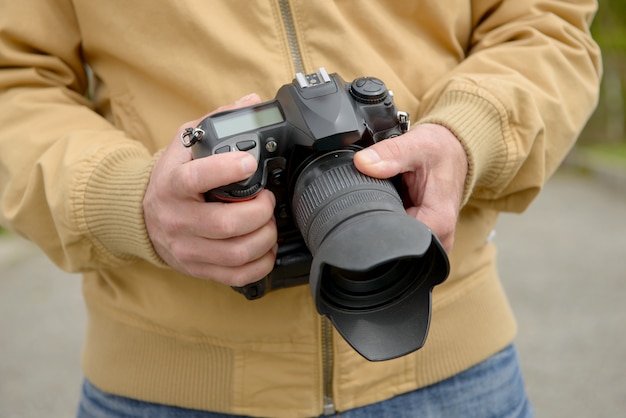 Fotograf, der seine Fotokamera hält
