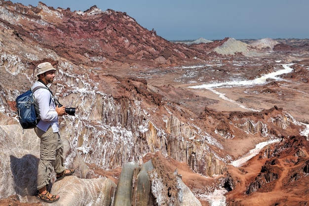 Fotograf, der zu Fuß Campingausflug auf salzige Berge in Hormuz Island, Hormozgan, Iran reist.