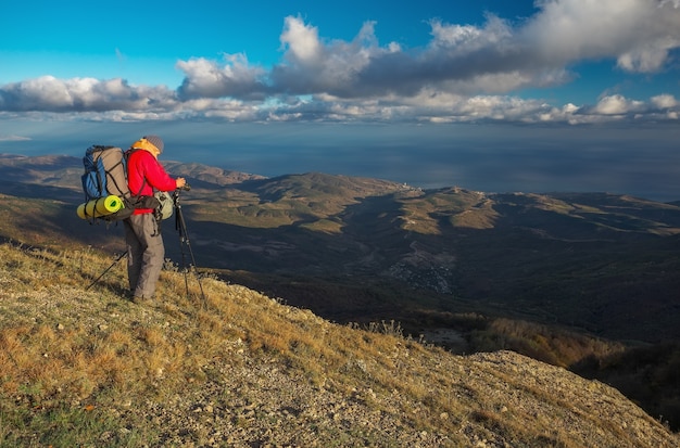 Fotograf fotografiert im Herbst oben auf dem Berg