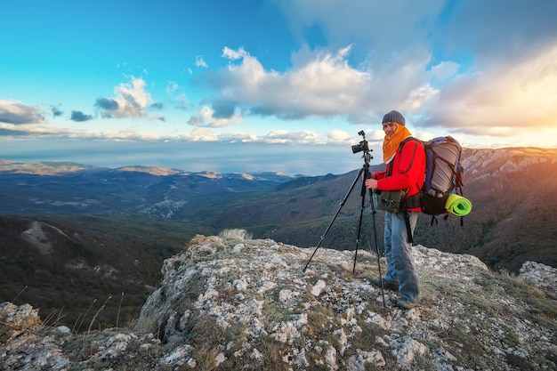 Fotograf fotografiert im Herbst oben auf dem Berg