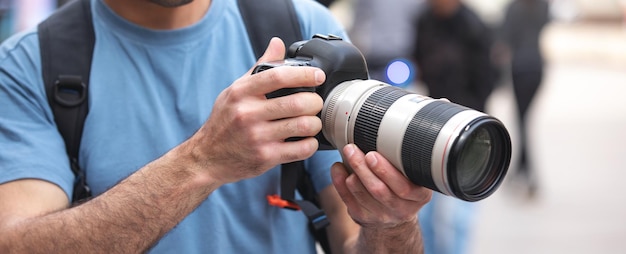 Fotograf fotografiert mit DSLR-Kamera in einer Stadt