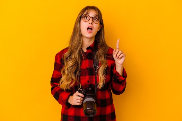 Fotograf Frau, die mit geöffnetem Mund nach oben zeigt