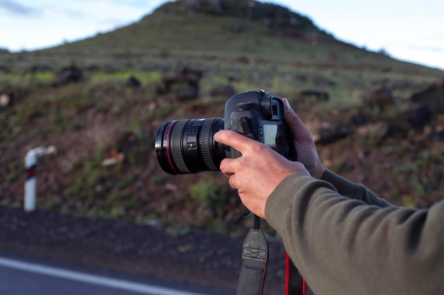 Fotograf hält die Kamera in der Natur, Nahaufnahme