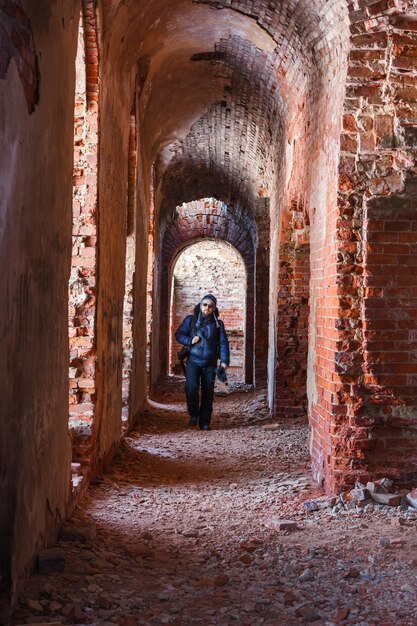 Fotograf in den Gängen des Pulvermagazins an der Bucht bei Kronstadt