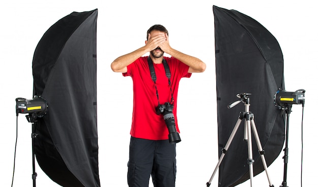 Fotograf in seinem Atelier, das seine Augen bedeckt