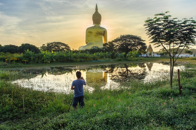 Fotograf machen ein Foto mit großem Buddha in Wat Muang