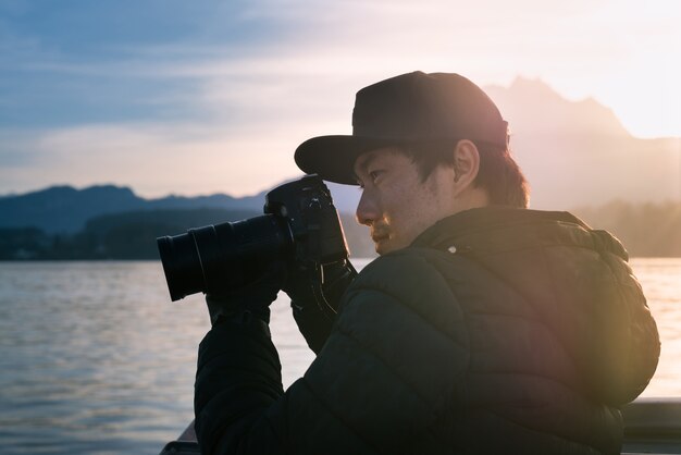 Fotograf Mann, der Fotos auf Reise macht