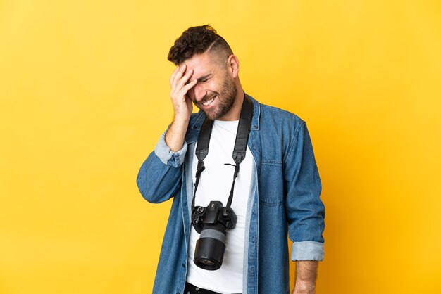 Fotograf Mann isoliert auf gelber Wand lachen