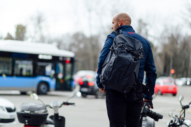 Fotograf Mann mit Rucksack in der Stadt