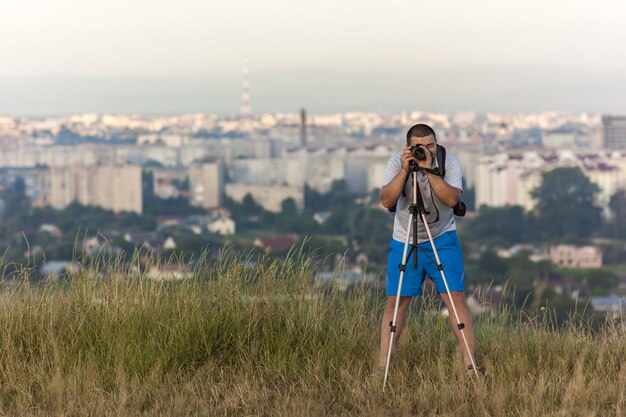 Fotograf mit einer Kamera auf einem Stativ, das Bild macht