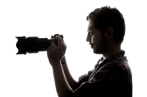 Fotograf mit Kamera auf weißer Wand