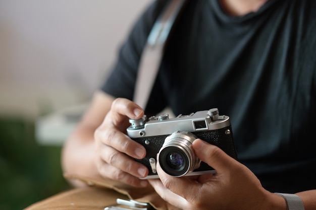 Fotograf mit Vintage Kamera in seinen Händen