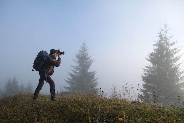 Fotograf Wanderer fotografiert Natur mit Digitalkamera