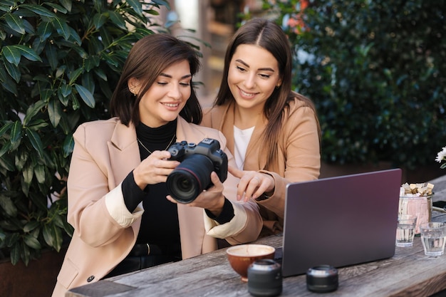 Fotograf zeigt dem Kunden Fotos auf der Kamera glückliche Weibchen Schleim und überprüft Fotos Arbeitsbereich