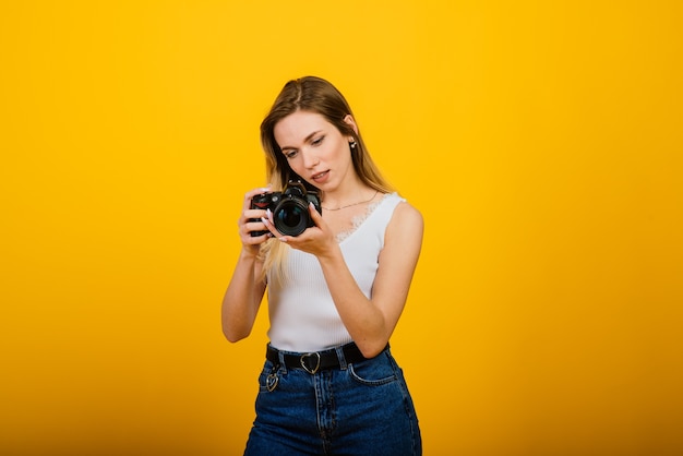 Fotógrafa emocionada que trabaja en estudio.