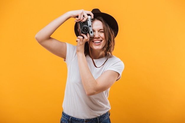 Foto fotógrafa jovem e emocionada