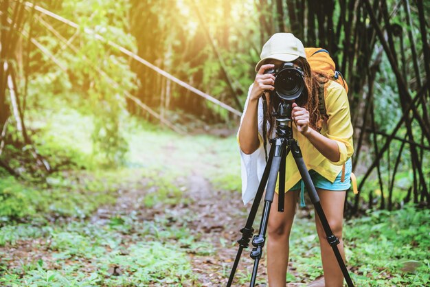 Fotógrafa mujer en el bosque de bambú.